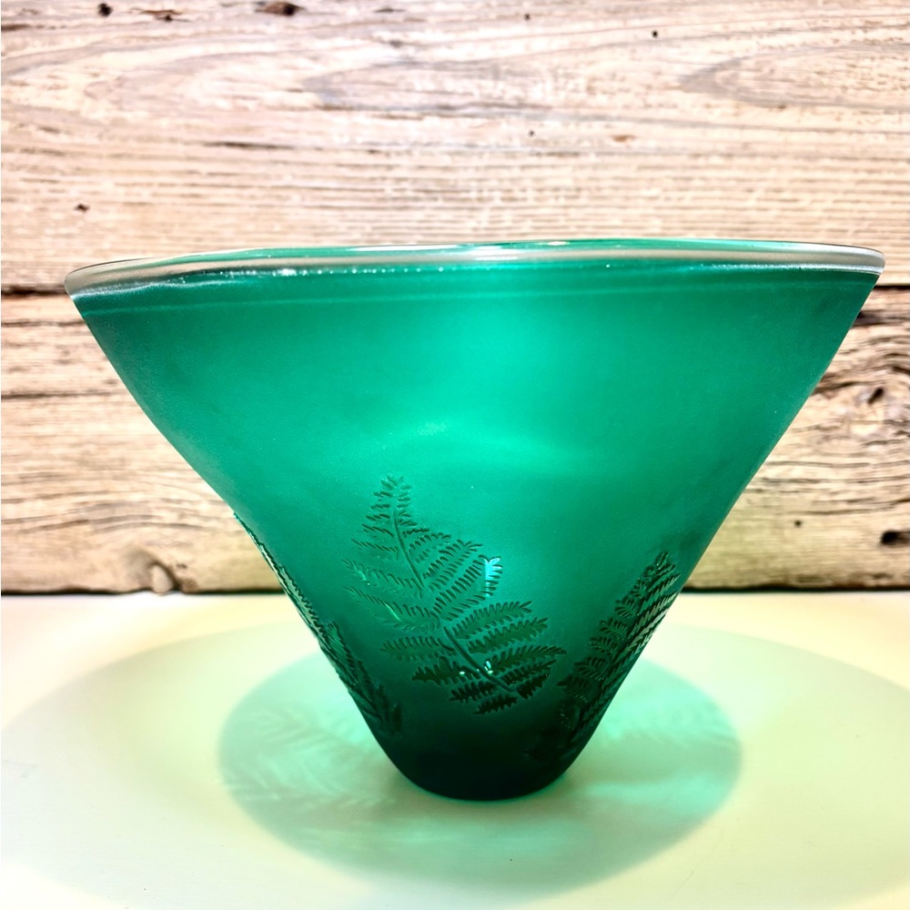 Blenko USA Emerald Cameo Fern Leaves Glass Centerpiece 2002 D Coleman 357/2000